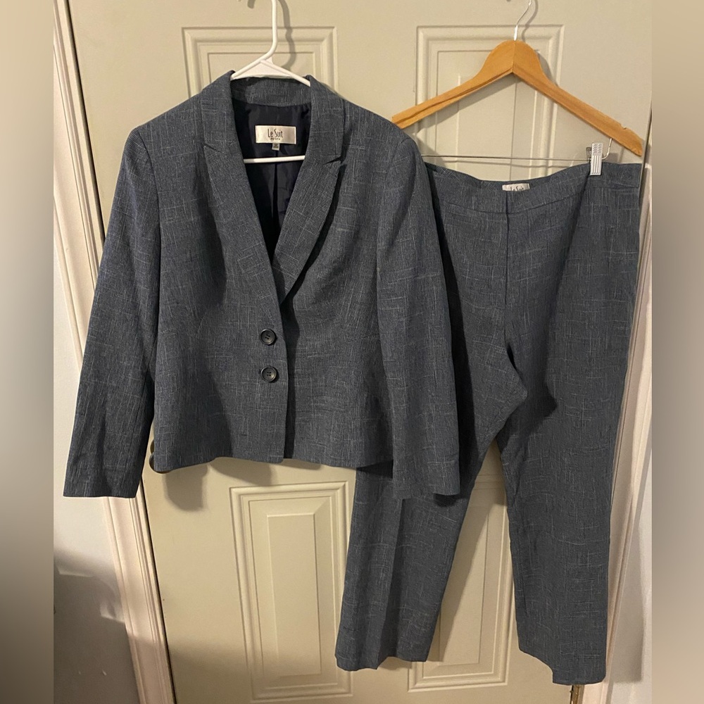 Le Suit petite blue pant suit 16p